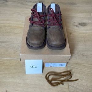 NEW UGGS IN BOX WATERPROOF BOOTS Kids size 1, changeable laces, original packing